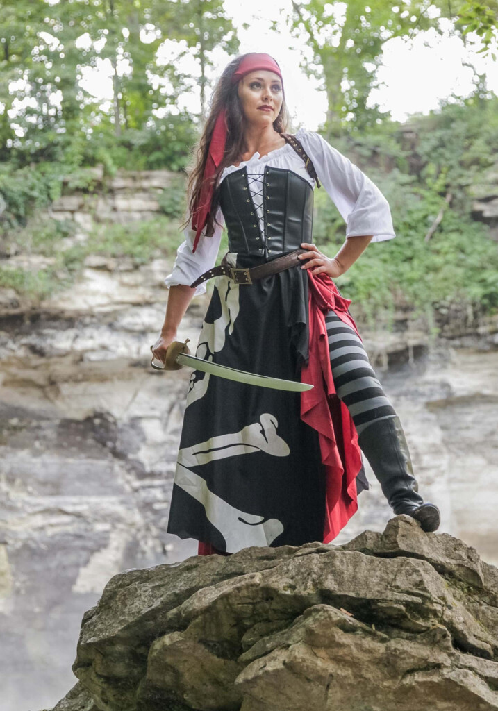 Plus Size Women s Skeleton Flag Rogue Pirate Costume